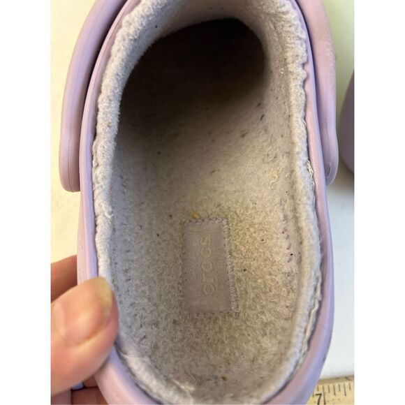 Crocs Purple clogs size 6 lined used - Picture 3 of 5